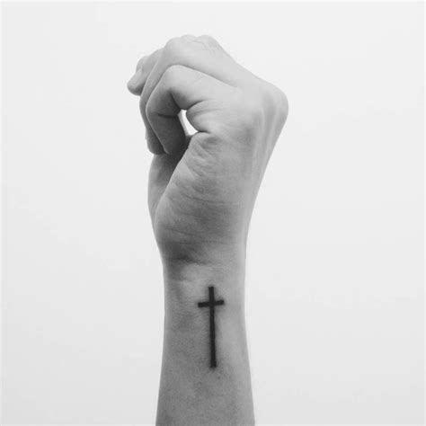 La cruz dentro del pescuezo no significa absolutamente nada. . Tatuajes de cruz en la mano